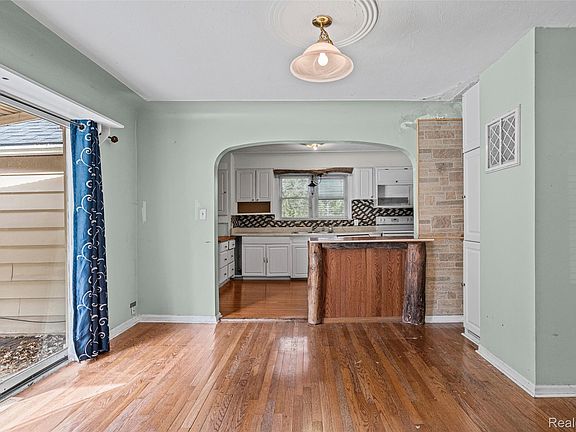 4th image of 207 Park St