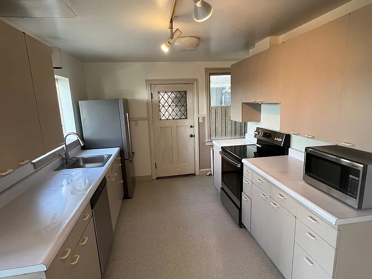 2723 Boylston Ave E — Photo 8