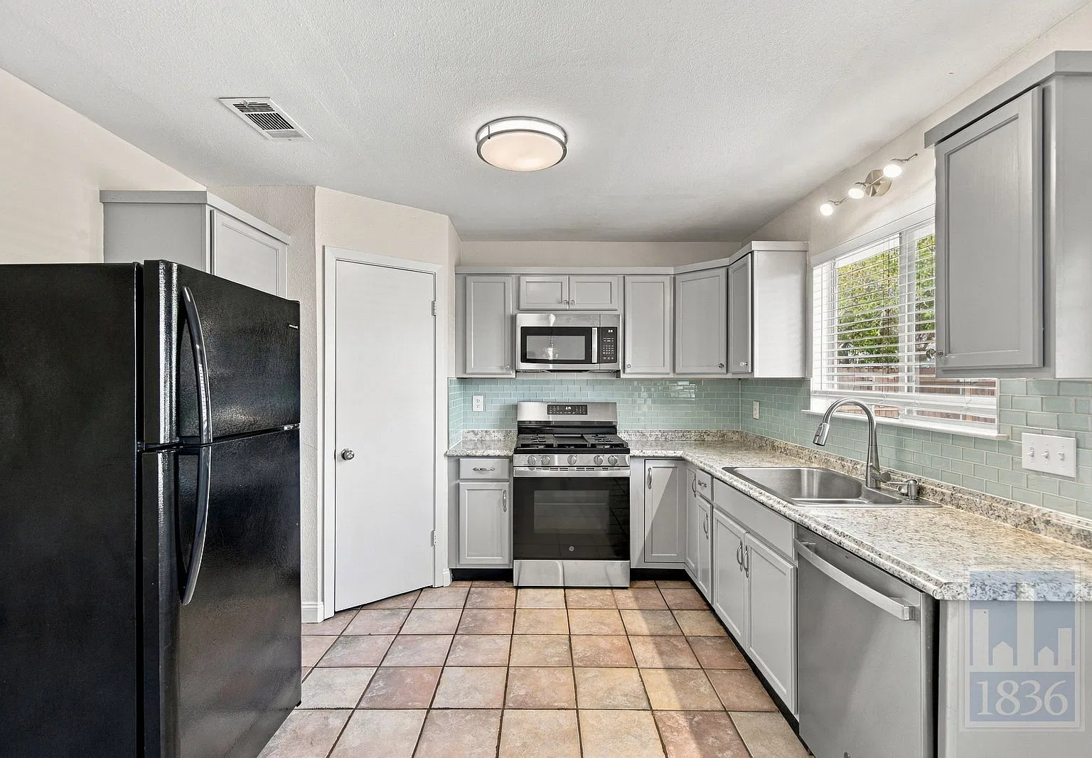 4 bed, 2.0 bath, 1670 sqft, $2,250 — Photo 4