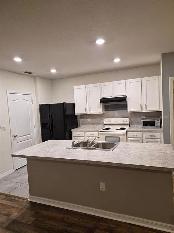 3 bed, 2.0 bath, 1697 sqft, $2,300 — Photo 4