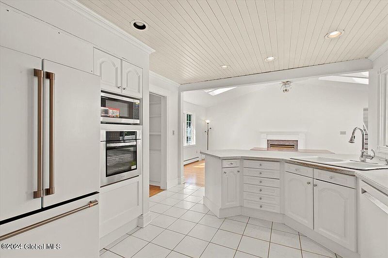2nd image of 28 Jennifer Road
