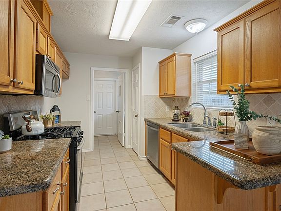 5th image of 1104 Markham Ln