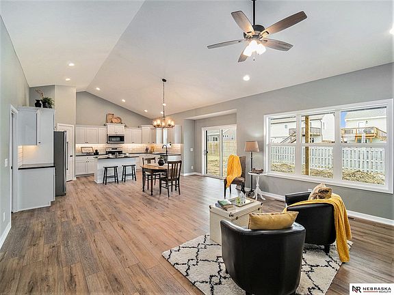 4th image of 7519 Maxine Dr