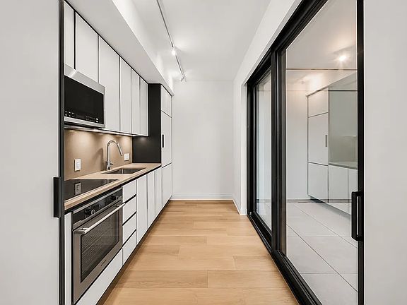 5th image of 10-25 Jackson Ave #4