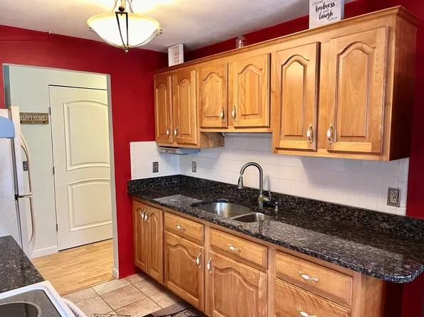 31 Church Grn APT 205, Taunton, MA 02780
