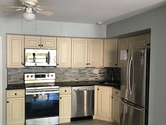 4th image of 217 East Ct