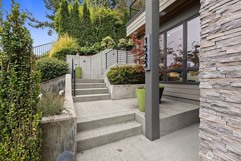 2nd image of 1525 36th Avenue S