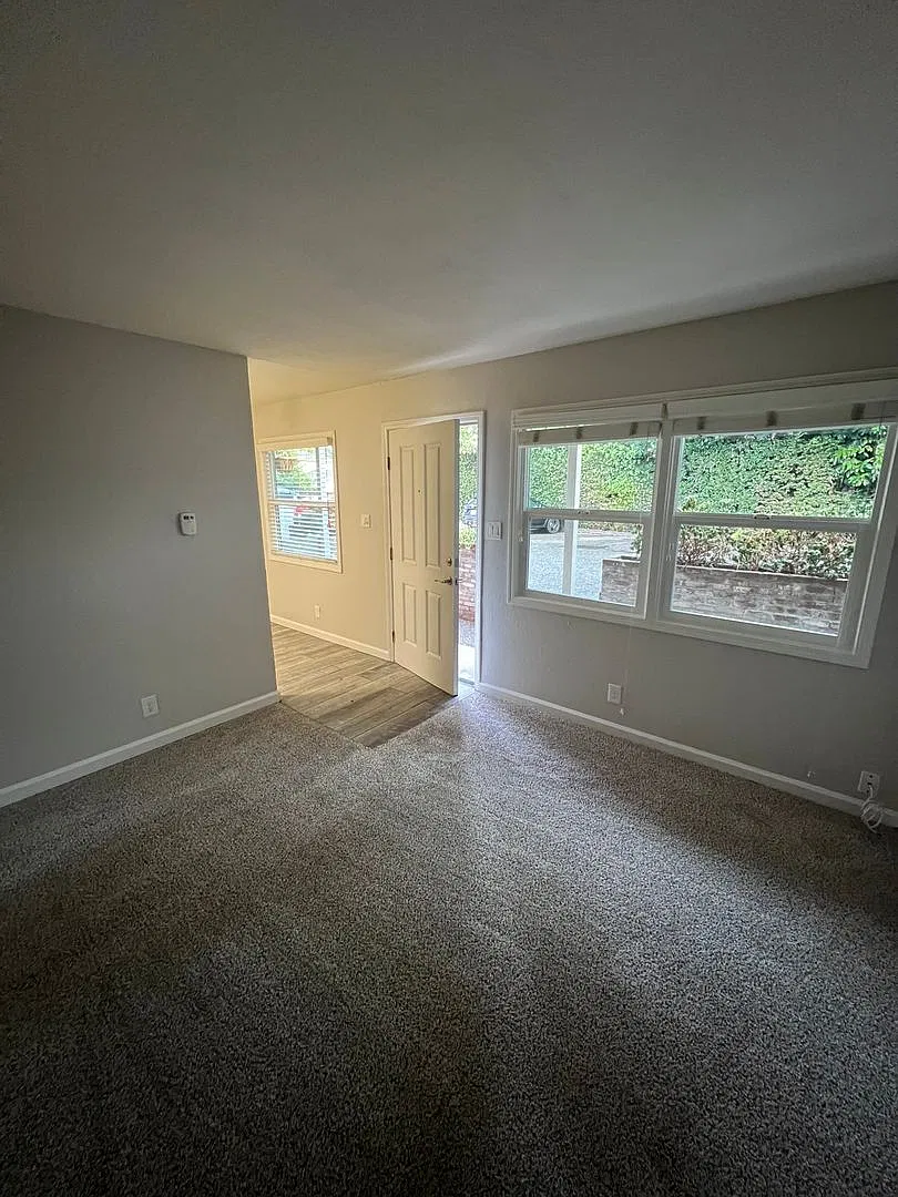 012 - 370 N Fair Oaks Ave — Photo 2