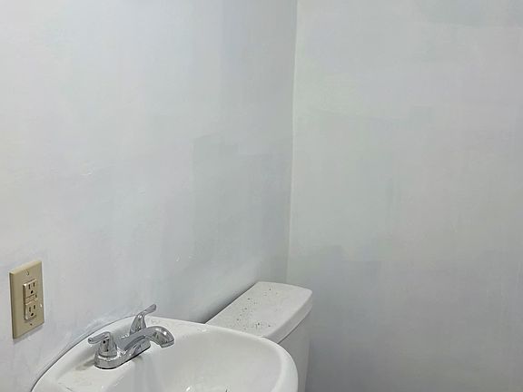 5th image of 236 S Oak St #1