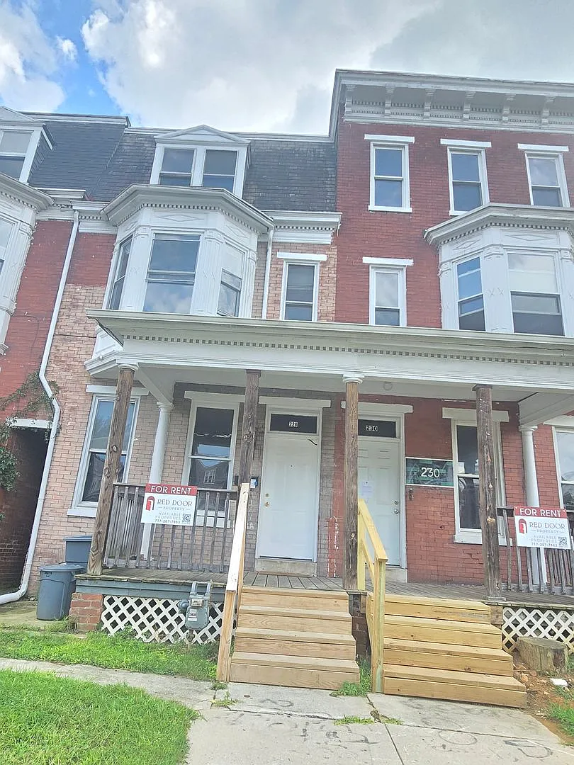 6 Bedroom Townhome Approved Off-Campus Housing for York College — Photo 1