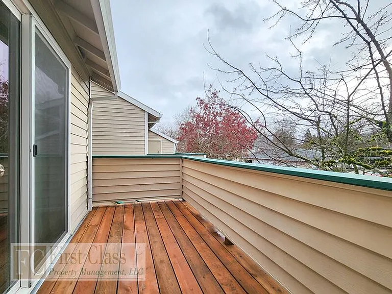 MAXWELL MANOR — Photo 20