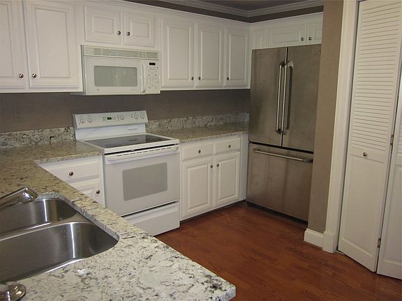 3rd image of 4040 Woodlawn Drive # Top Floor
