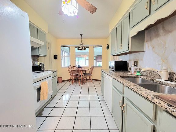 4th image of 2046 Broad Oak Dr