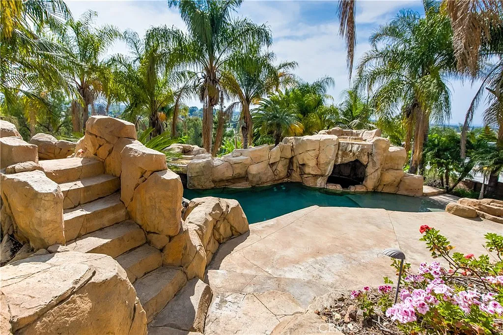 6 bed, 7200 sqft, $11,500 — Photo 3