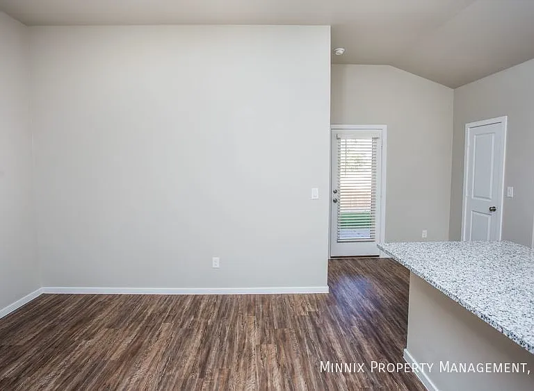 2027 Kenwood Ave — Photo 13