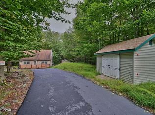 15 Fawn Rd, Hawley, PA 18428