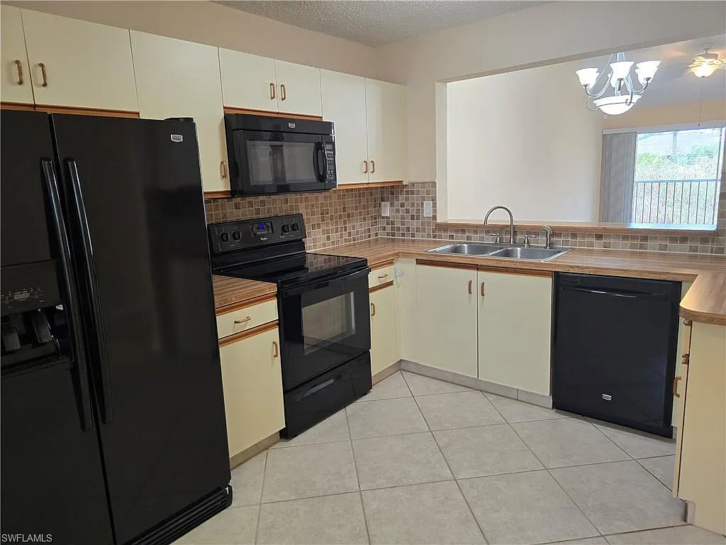 3 bed, 2.0 bath, 1281 sqft, $2,000 — Photo 4