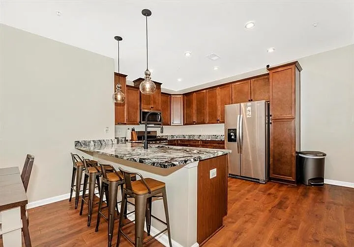 3 bed, 1711 sqft, $3,300 — Photo 2