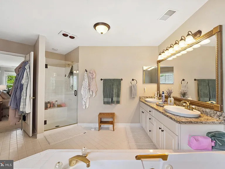 2207 Frank St — Photo 34
