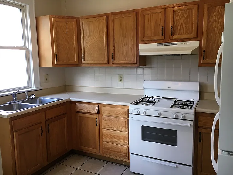 431-433 E Tompkins St — Photo 9