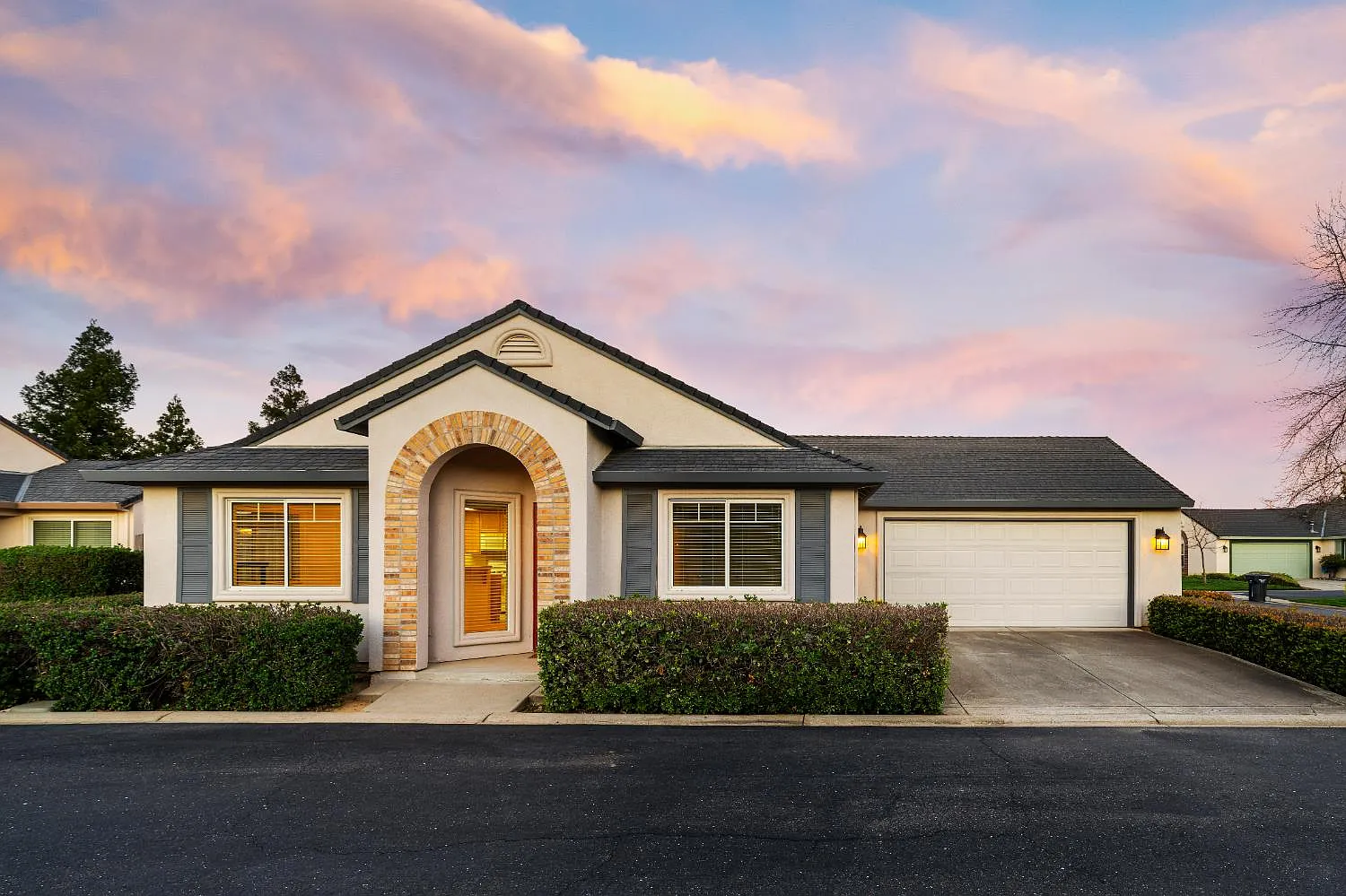 682 Village Dr photo 1