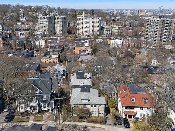 3rd image of 79 Winthrop Rd