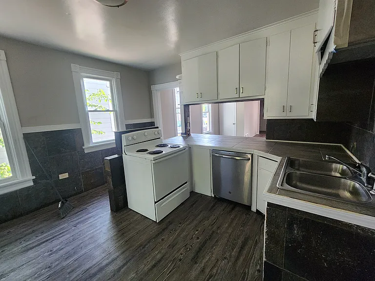 1913 University Ave NE — Photo 33