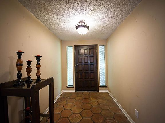 Tile floor entry with upgraded fixtures.