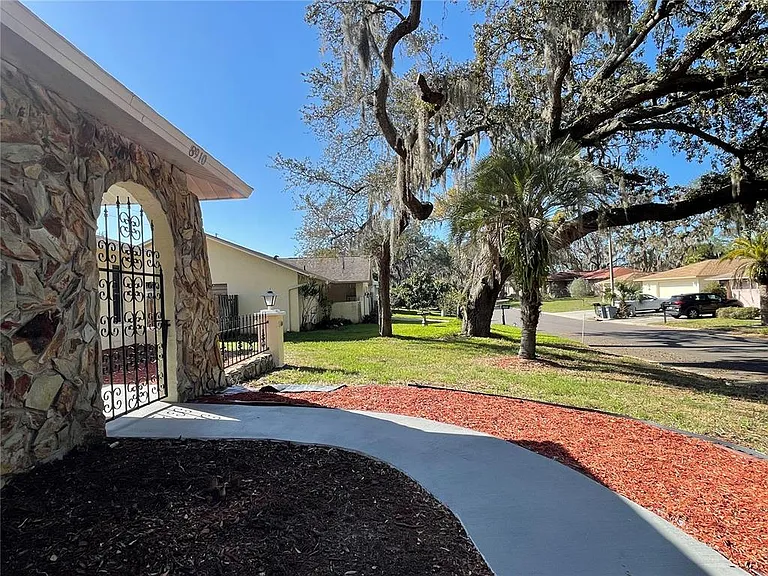8910 Elm Leaf Ct — Photo 3
