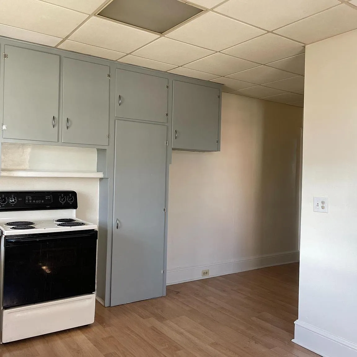 3 bed, 1.0 bath, 2640 sqft, $1,700 — Photo 2