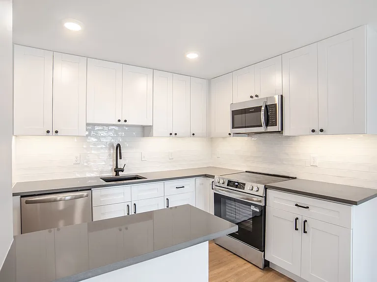 Connecticut House Apartments — Photo 2
