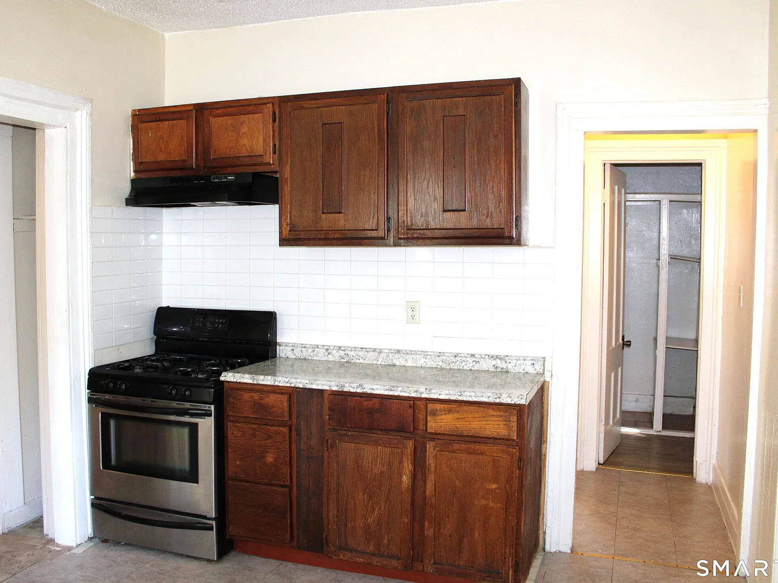 3 bed, 1.0 bath, 1041 sqft, $1,900 — Photo 1