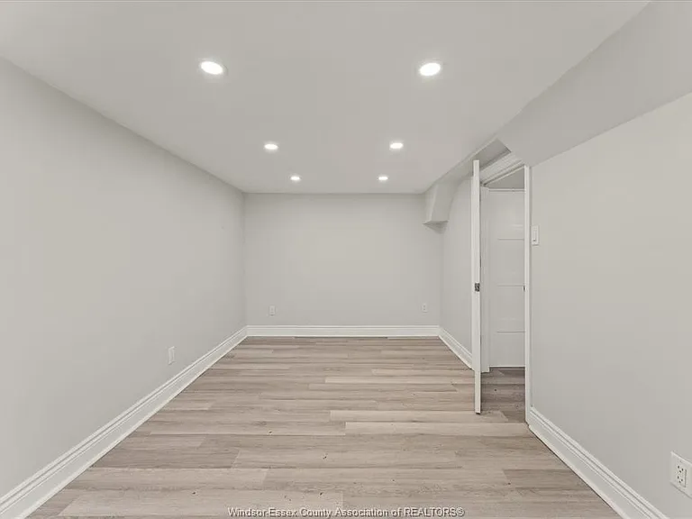 972 Wellington Ave #LOWER — Photo 10