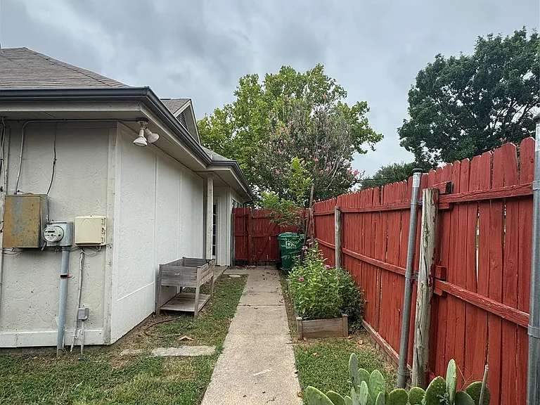 201 E Windsor Dr — Photo 32