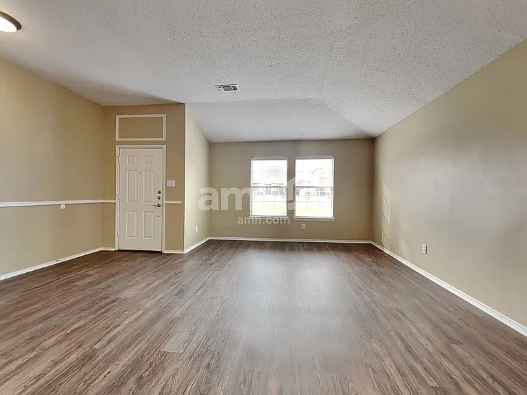 605 Woodlands Mnr — Photo 8