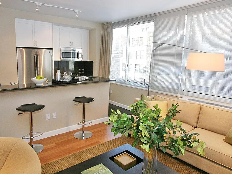 320 W 38th St #2006 — Photo 5