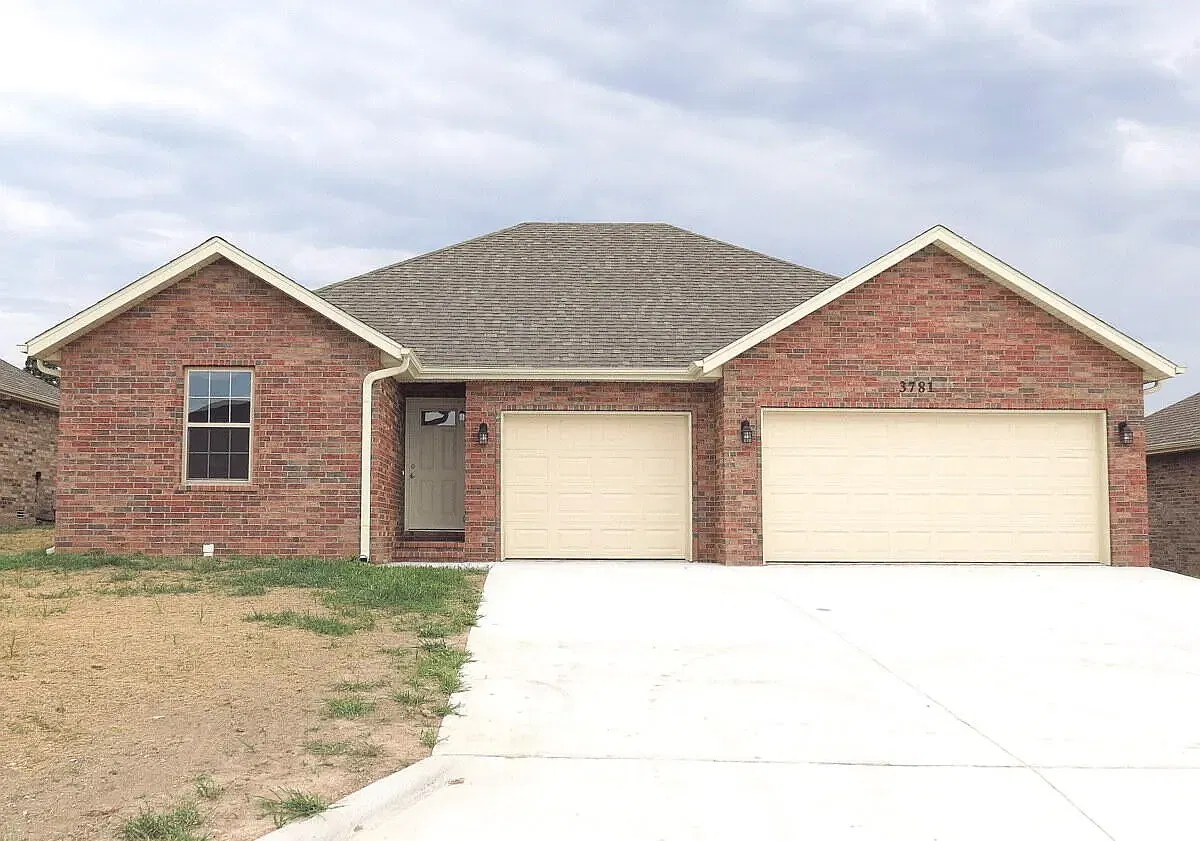 3 bed, 1339 sqft, $1,795 — Photo 1