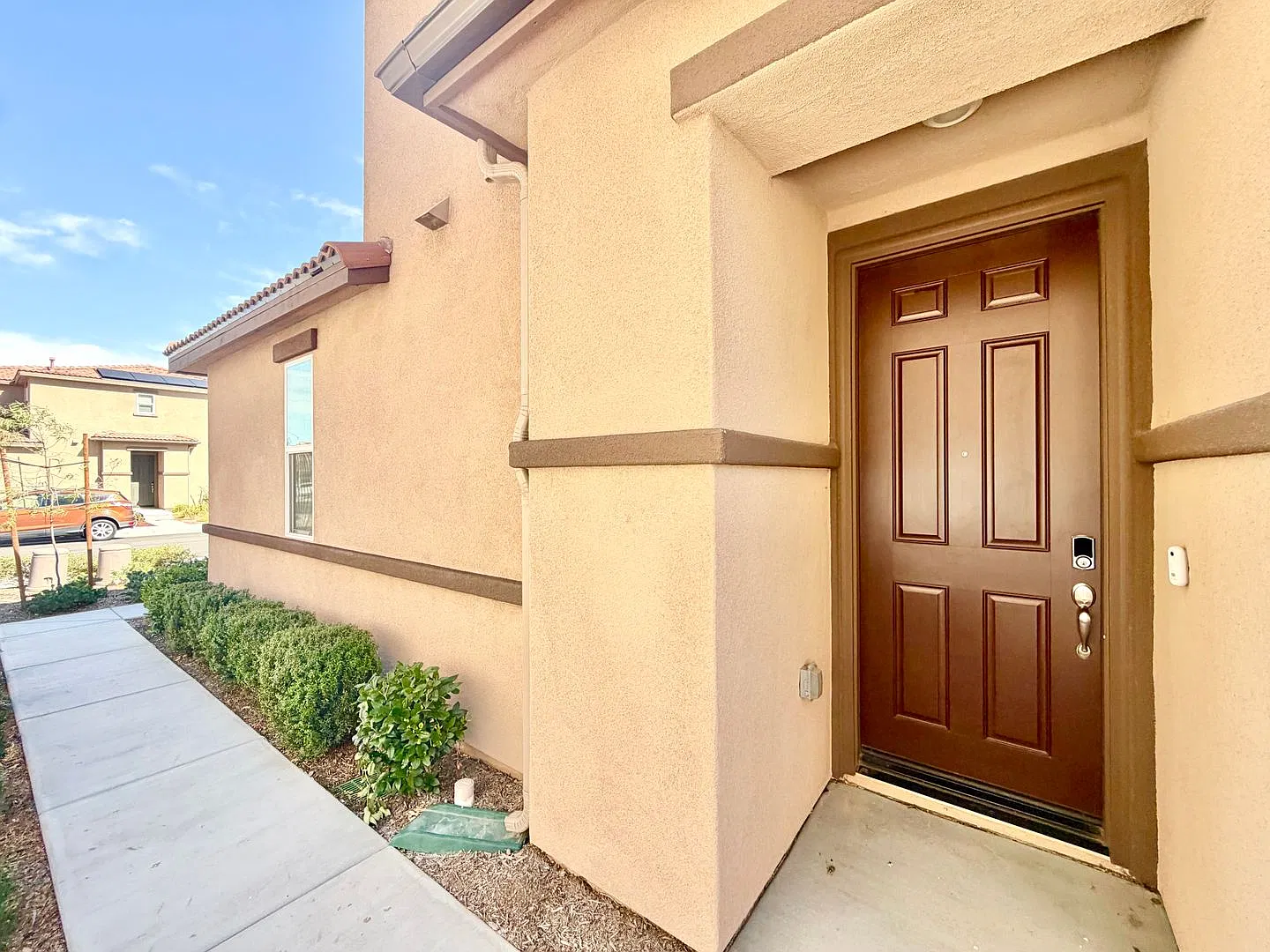 Modern 4 Bedroom 3 Bathroom Home with Solar! — Photo 4