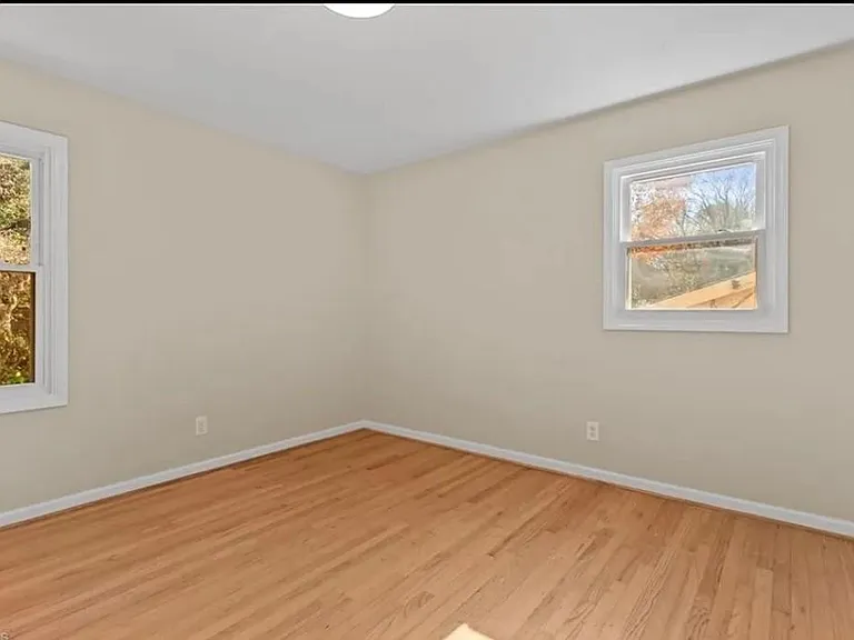 1271 Tredwell Dr — Photo 6
