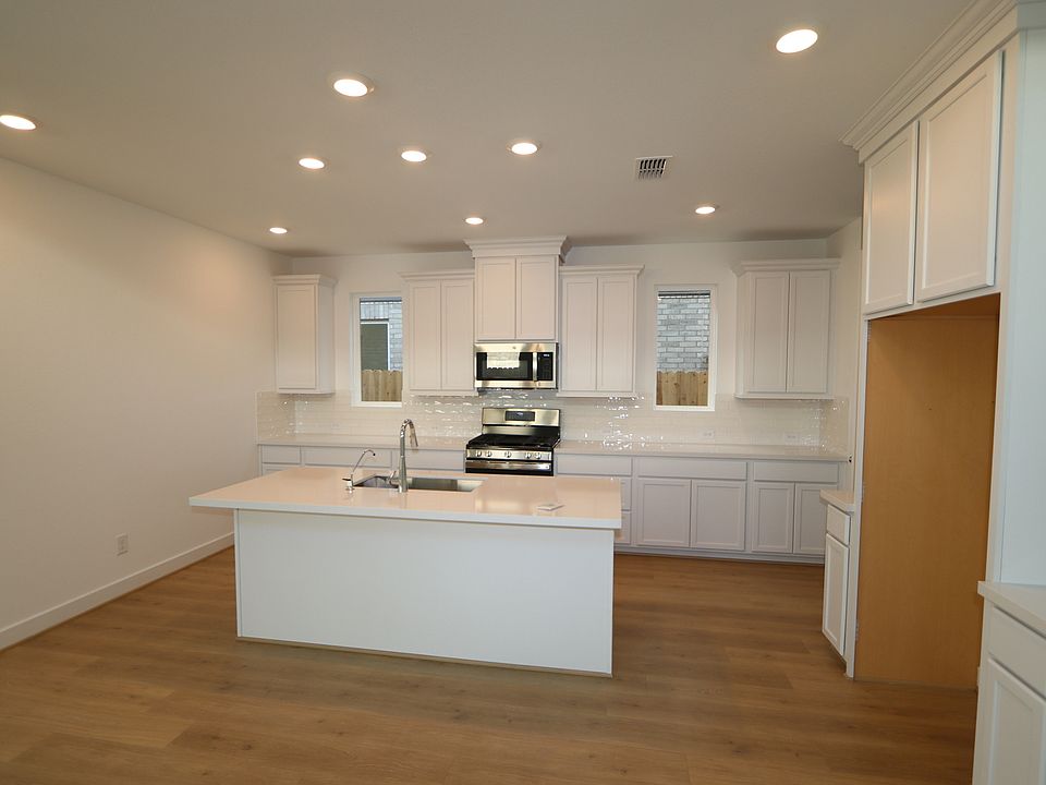 2nd image of 21843 Fitzroy Manor Ln