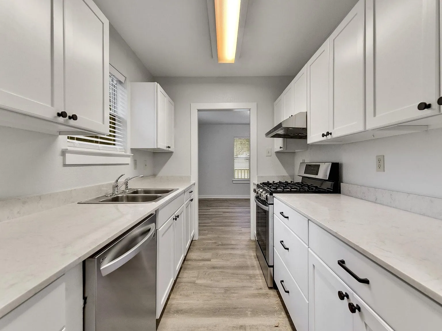 3 bed, 2.5 bath, 2020 sqft, $5,200 — Photo 4
