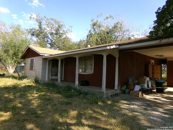 886 County Road 6612, Devine, TX 78016