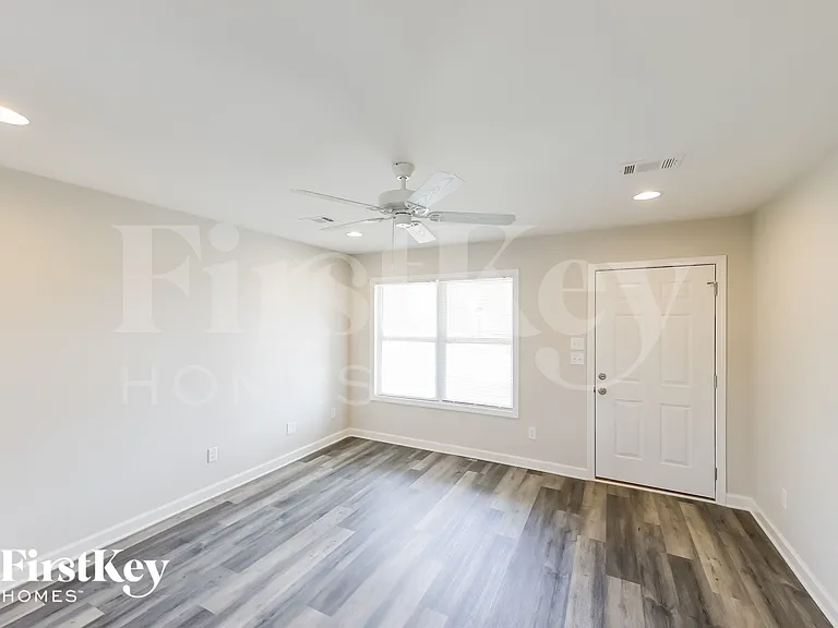 120 Castlebar Cir — Photo 3