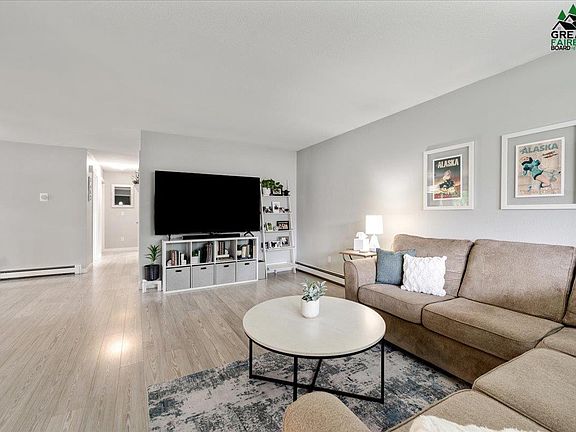 4th image of 321 Carlton Dr