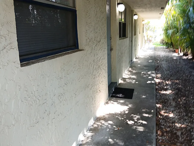SW 9th St — Photo 18