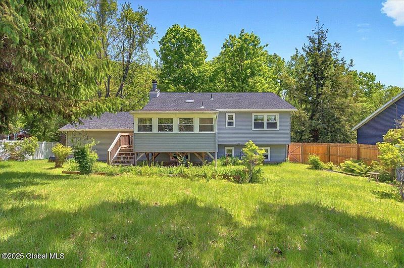 3rd image of 72 Algonquin Road