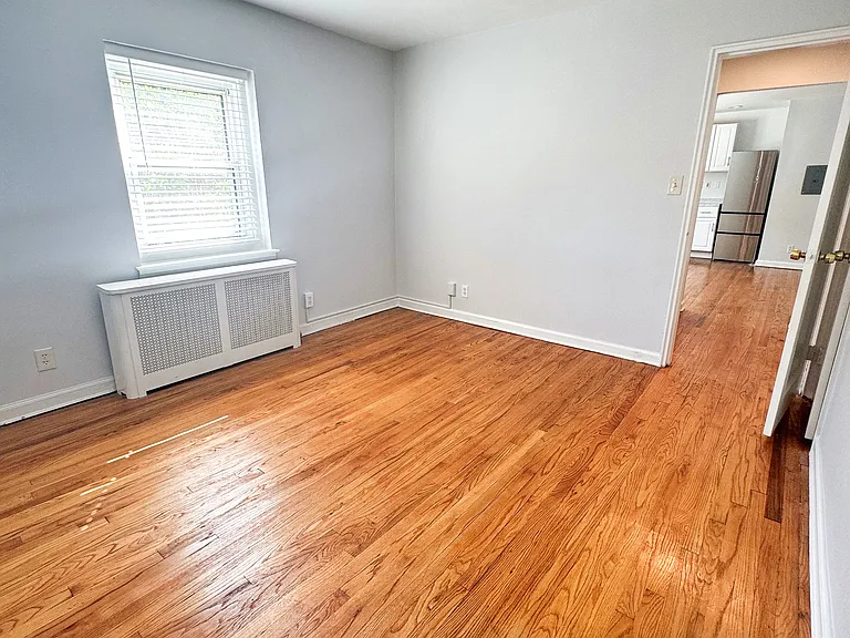 Lexington Garden Apartment — Photo 19
