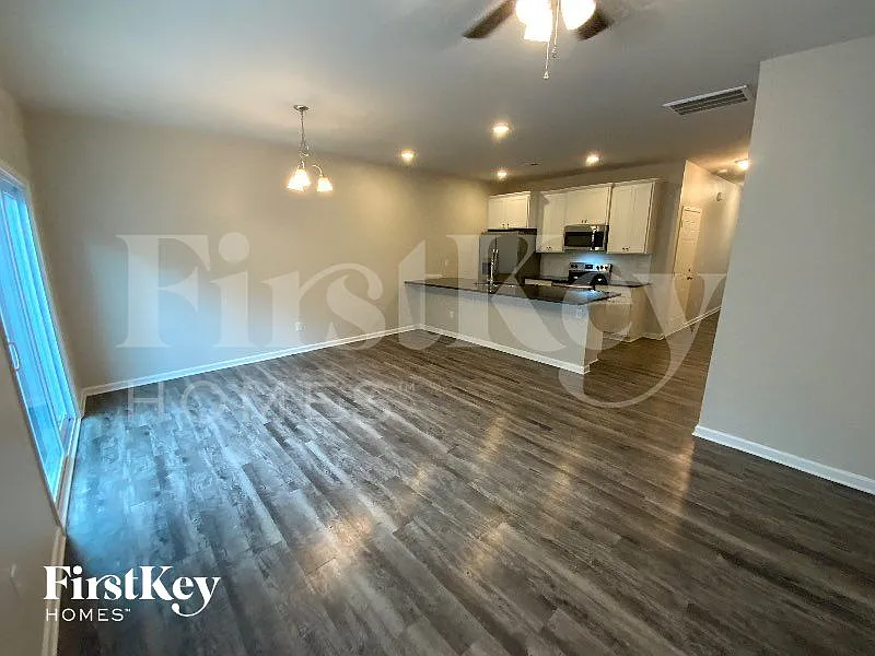 3 bed, 2.5 bath, 1511 sqft, $2,330 — Photo 3