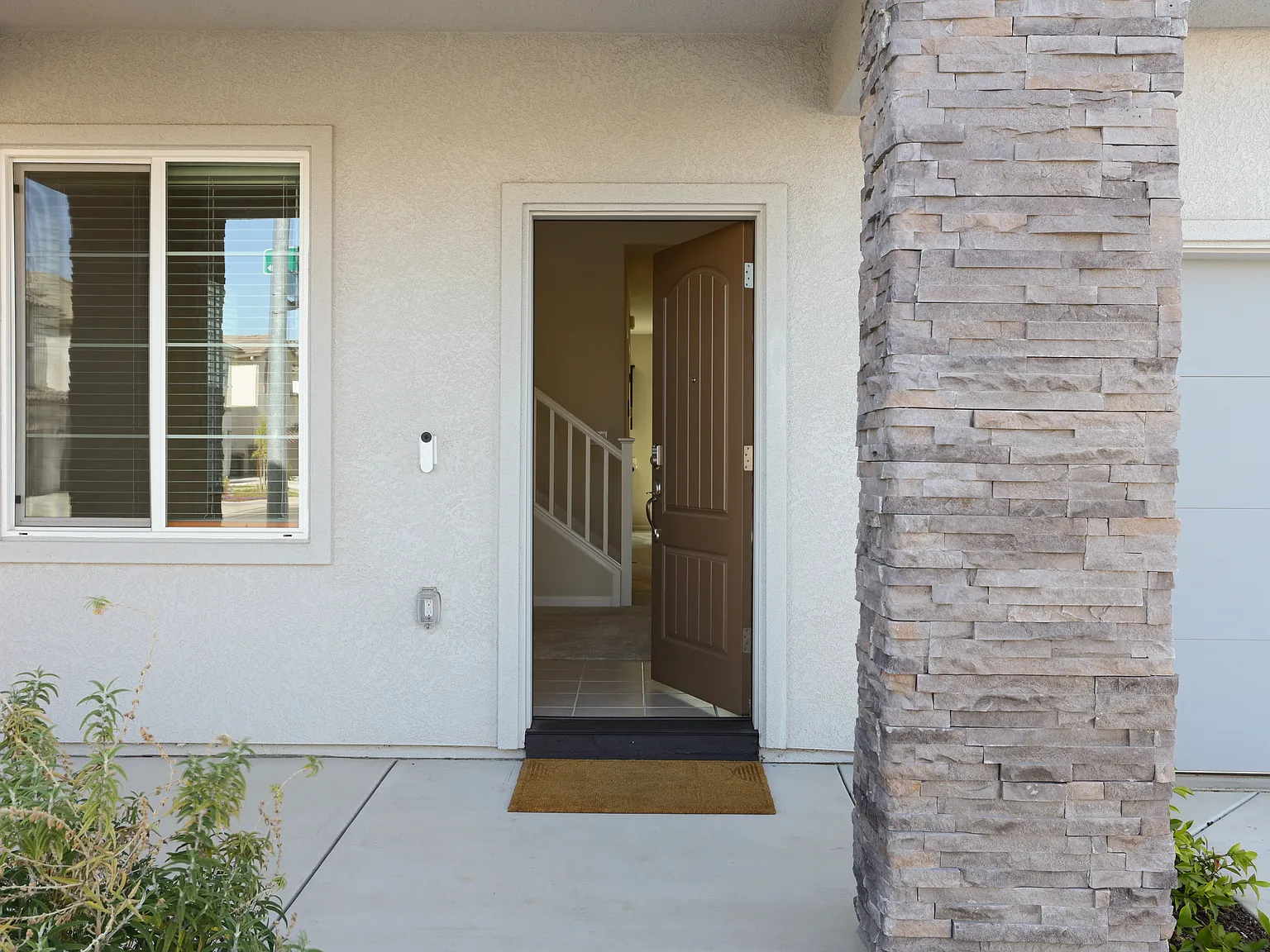 4 bed, 2.5 bath, 2065 sqft, $3,200 — Photo 3