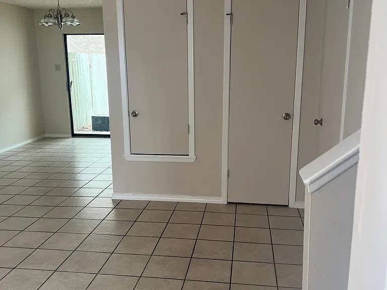 909 Castle Heights Dr #B — Photo 2